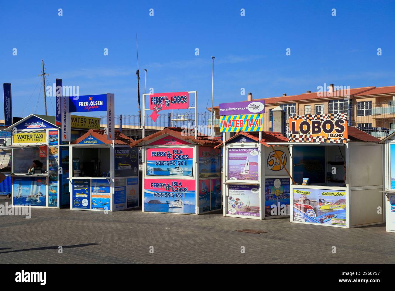 Stands de vente de billets pour des voyages à l'île de Lobos, Corralejo, Fuerteventura, îles Canaries, Espagne. Banque D'Images