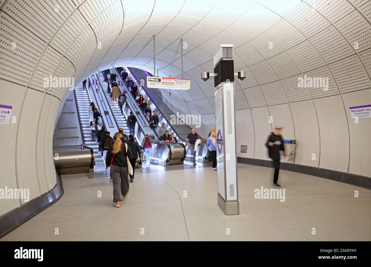 Escaliers mécaniques jusqu'aux nouvelles plates-formes Elizabeth Line à la gare de Liverpool Street, Londres, Royaume-Uni Banque D'Images