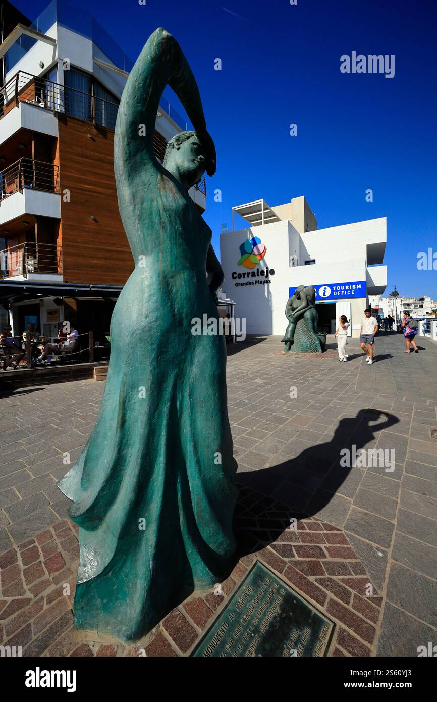 Monumento al Marinero sculpture en bronze de la femme de pêcheurs fornly regardant vers la mer, Corralejo, Fuerteventura, îles Canaries, Espagne. Banque D'Images Monumento al Marinero sculpture en bronze de la femme de pêcheurs fornly regardant vers la mer, Corralejo, Fuerteventura, îles Canaries, Espagne. Banque D'Images