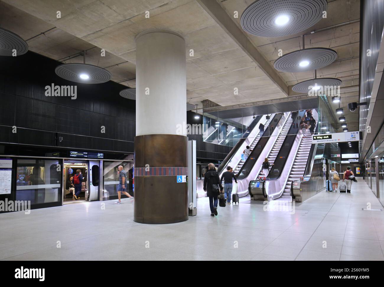 Quai de métro à la nouvelle station Elizabeth Line à Woolwich, Londres, Royaume-Uni. Montre le train dans la gare et les escaliers mécaniques jusqu'au niveau de la rue. Banque D'Images