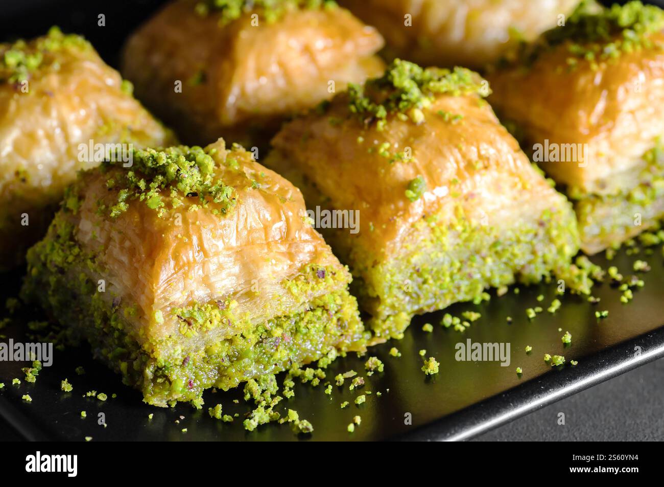 Dessert turc traditionnel Antep baklava avec pistache sur table rustique, ramadan ou concept de desserts de vacances Banque D'Images