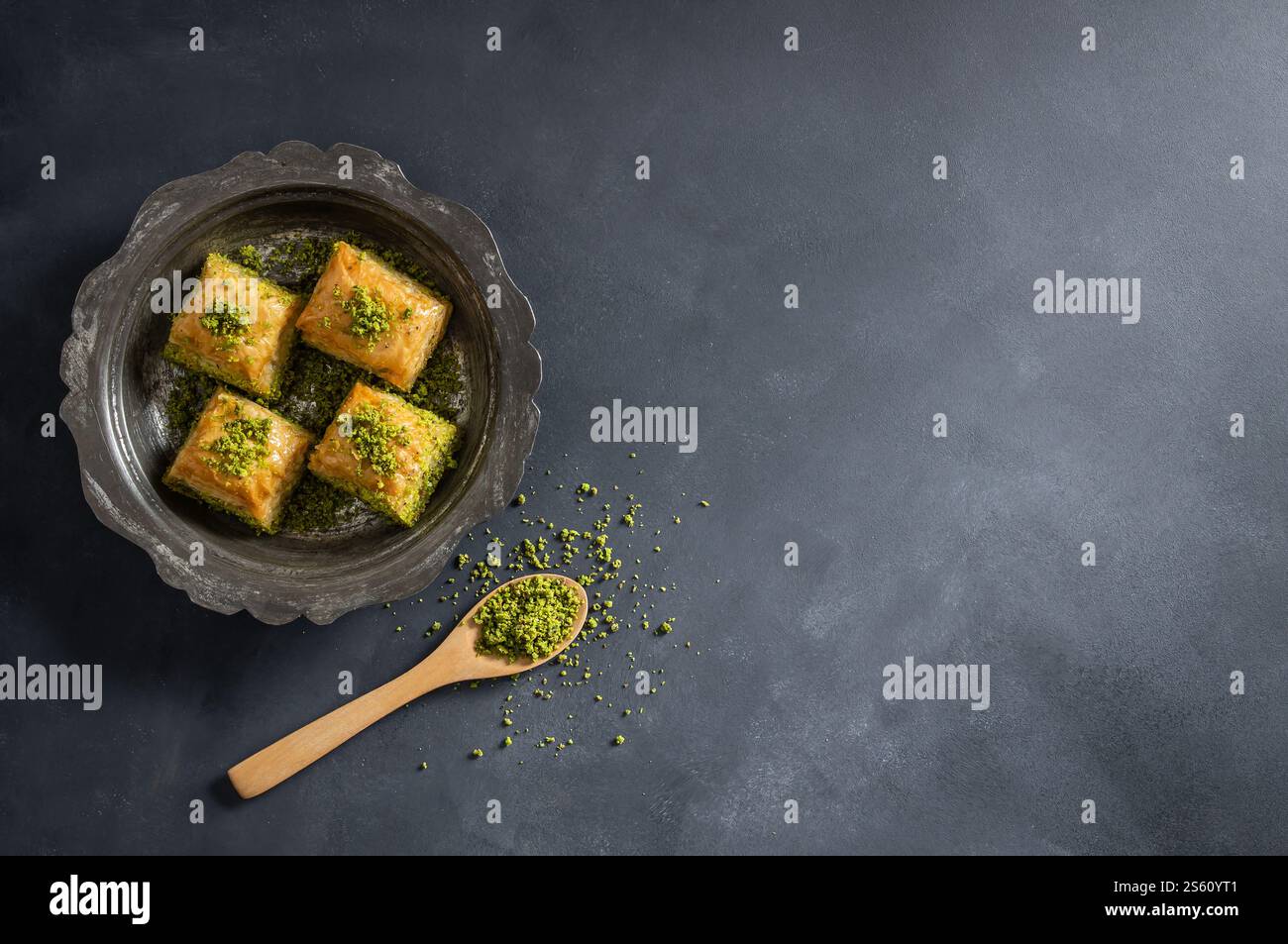 Dessert turc traditionnel Antep baklava avec pistache sur table rustique, ramadan ou concept de desserts de vacances Banque D'Images