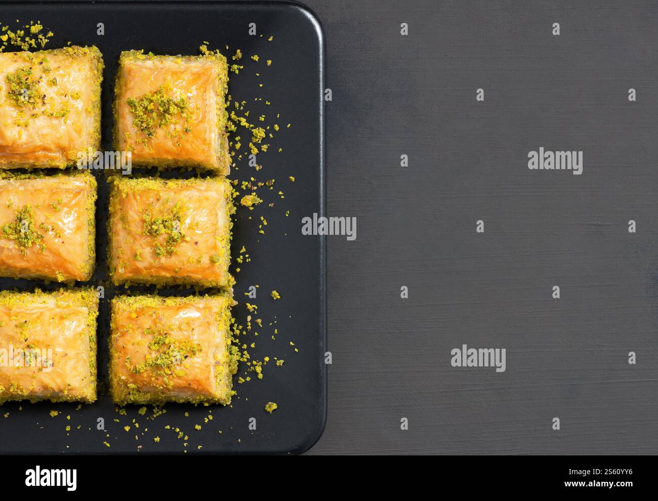 Dessert turc traditionnel Antep baklava avec pistache sur table rustique, ramadan ou concept de desserts de vacances Banque D'Images