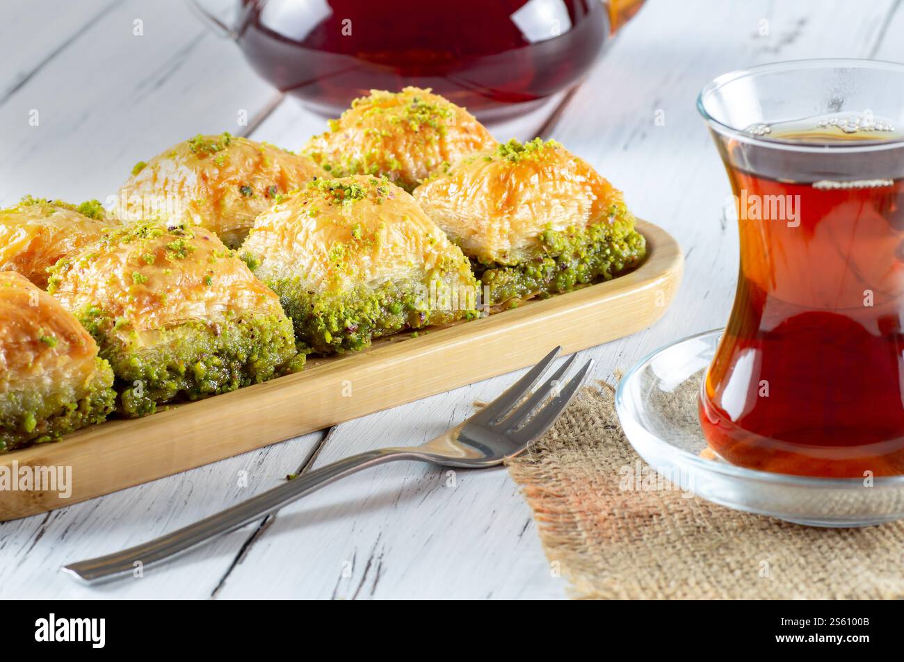Dessert turc traditionnel Antep baklava avec pistache sur table rustique, ramadan ou concept de desserts de vacances Banque D'Images