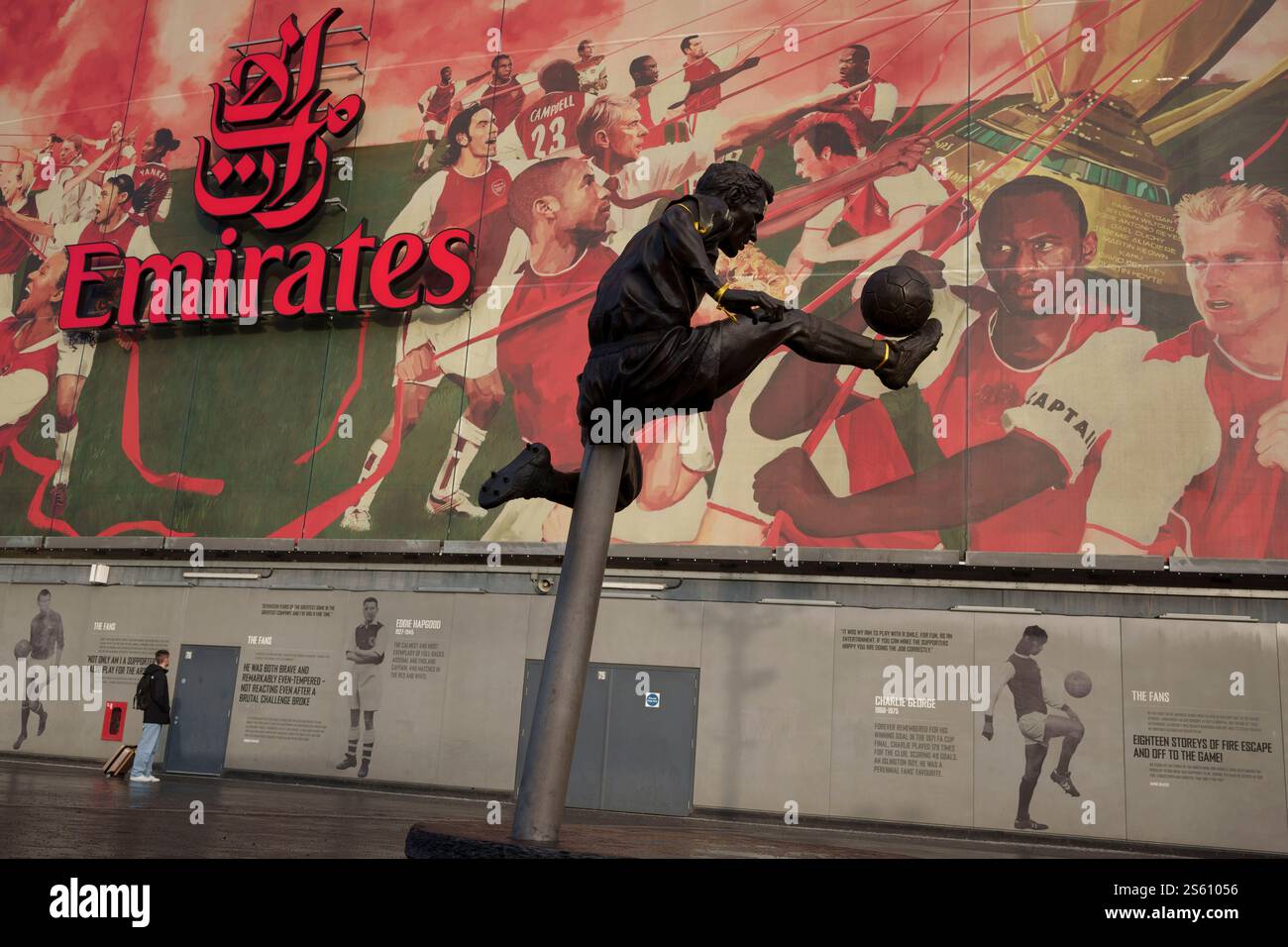 Héros du football devant l'Emirates Stadium, le terrain du club de football Arsenal dans le nord de Londres, le 14 janvier 2025, à Londres, en Angleterre. Banque D'Images