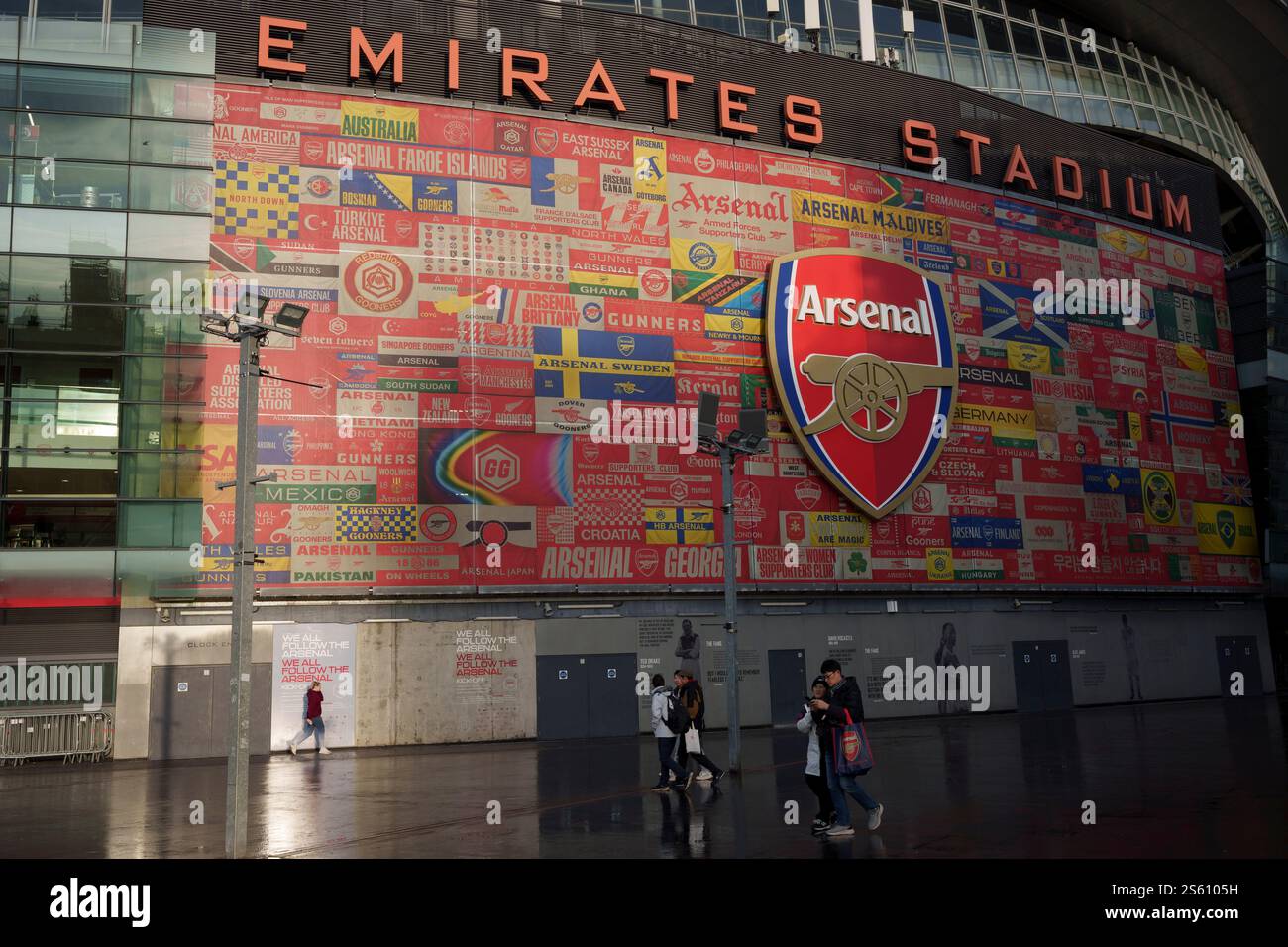 Héros du football devant l'Emirates Stadium, le terrain du club de football Arsenal dans le nord de Londres, le 14 janvier 2025, à Londres, en Angleterre. Banque D'Images