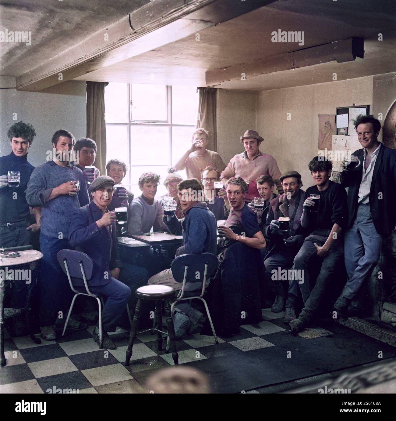 Les travailleurs de la construction du bâtiment de boire une bière au pub après avoir reçu leurs salaires Banque D'Images