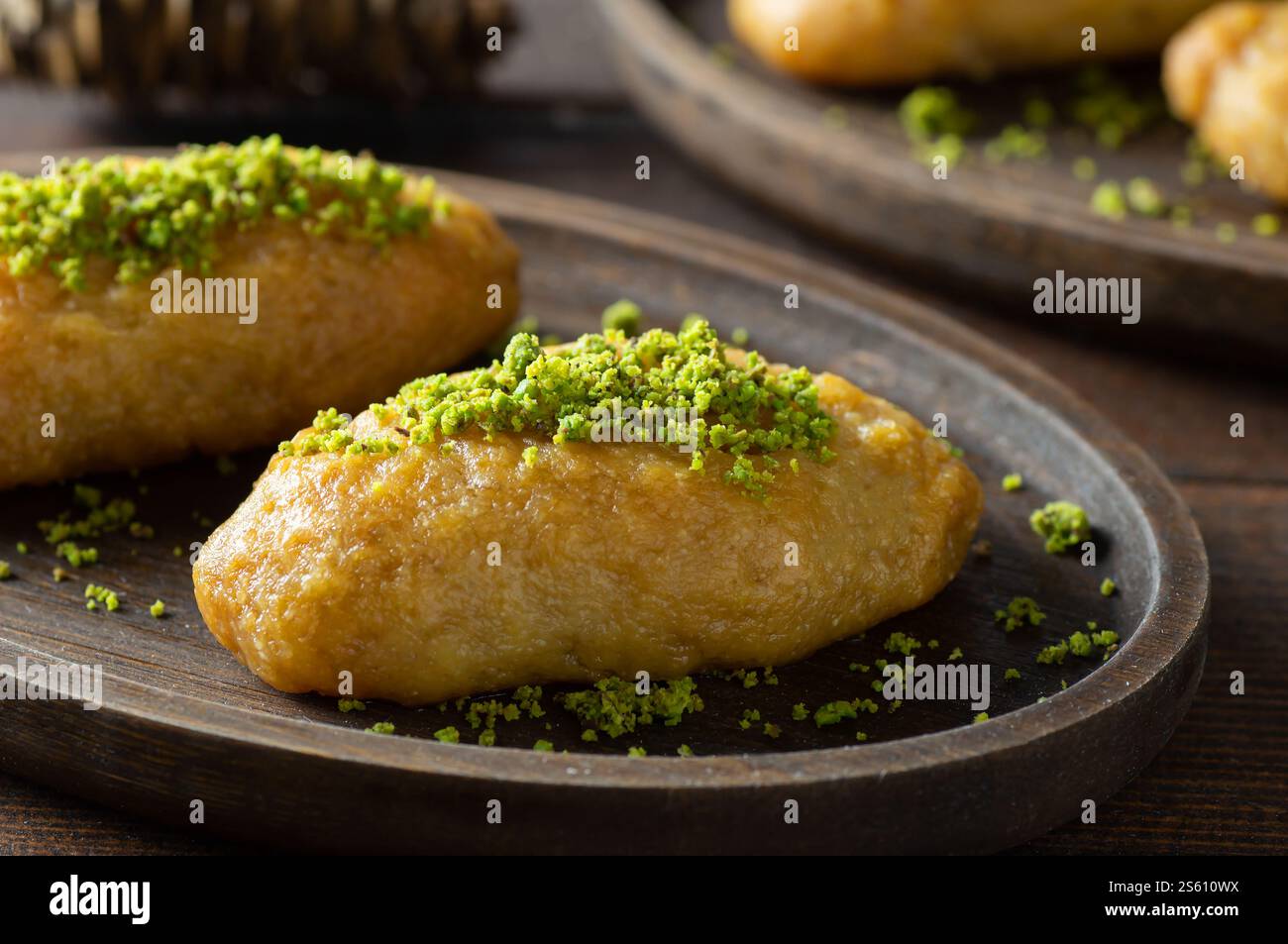 Dessert traditionnel turc sorbet kalburabasti sur table en bois, pâte cuite au sirop, concept de dessert fait à la main Banque D'Images