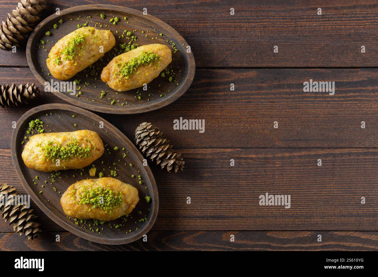 Dessert traditionnel turc sorbet kalburabasti sur table en bois, pâte cuite au sirop, concept de dessert fait à la main Banque D'Images