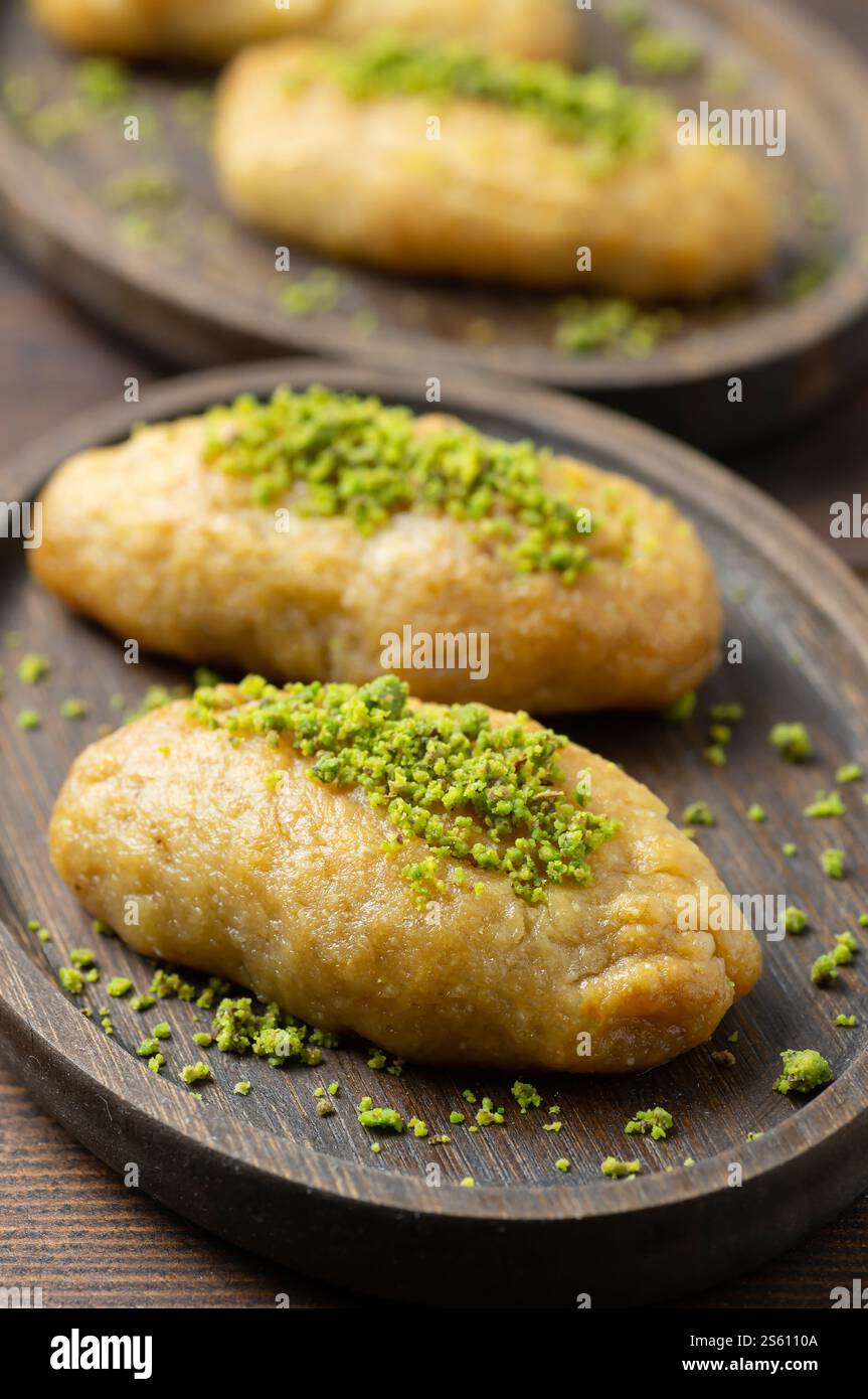 Dessert traditionnel turc sorbet kalburabasti sur table en bois, pâte cuite au sirop, concept de dessert fait à la main Banque D'Images