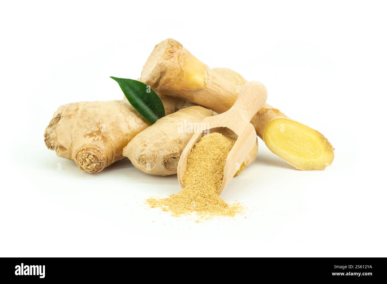 Racine de gingembre frais et poudre de gingembre dans une cuillère en bois isolée sur fond blanc, épice saine, médecine alternative Banque D'Images