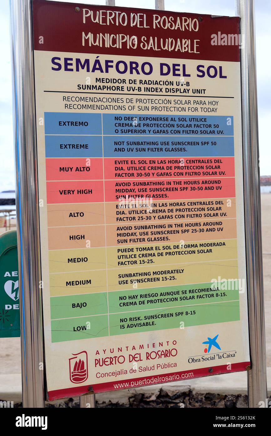 Panneau d'avertissement solaire, plage Playa Chica, Puerto Del Rosario, Fuerteventura, Îles Canaries, Espagne. Banque D'Images