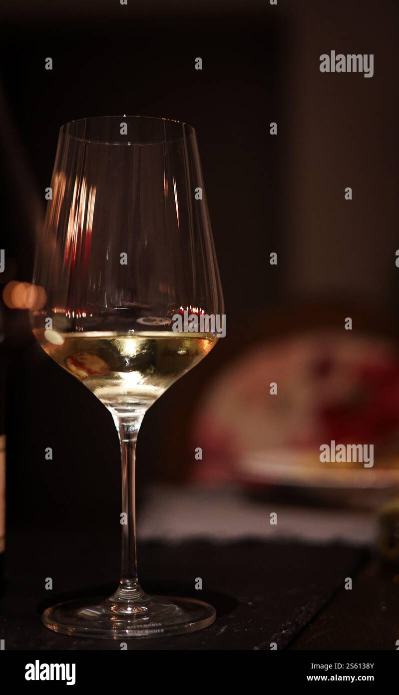 Sunset Vineyard Elegance : verres à vin au milieu de vignes luxuriantes Banque D'Images