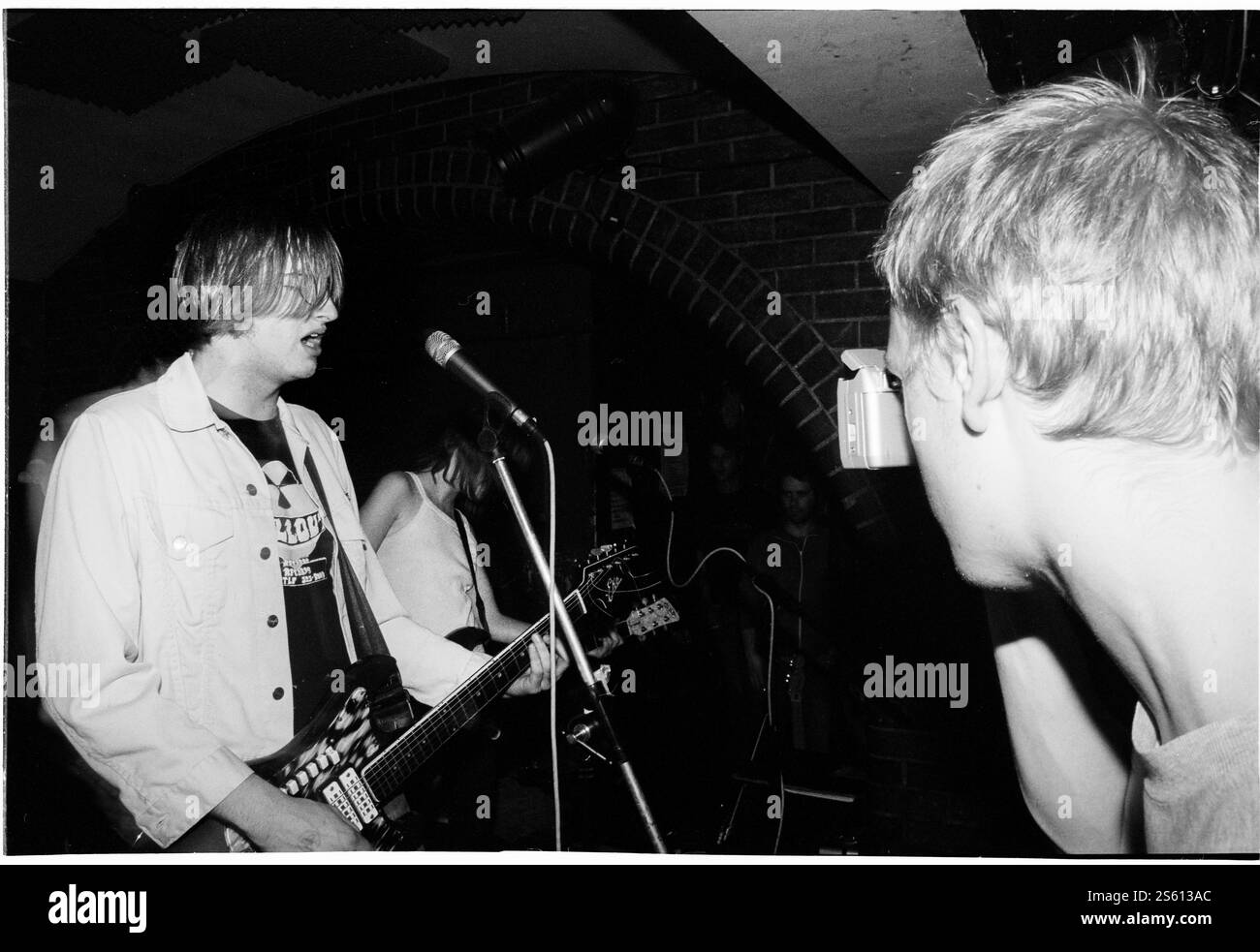 VON BONDIES, PREMIÈRE TOURNÉE, 2002 : JASON STOLLSTEIMER chanteur avec VON BONDIES au Barfly Club de Cardiff, pays de Galles, Royaume-Uni le 21 mai 2002. Photographie : ROB WATKINS. INFO : The von Bondies est un groupe de garage rock américain formé en 1997 à Détroit. Connus pour leur énergie brute et leurs performances puissantes, ils ont gagné en notoriété avec des tubes comme 'C'mon C'mon' de l'album 'Pawn Shoppe Heart', devenant des figures clés de la scène rock du début des années 2000. Banque D'Images