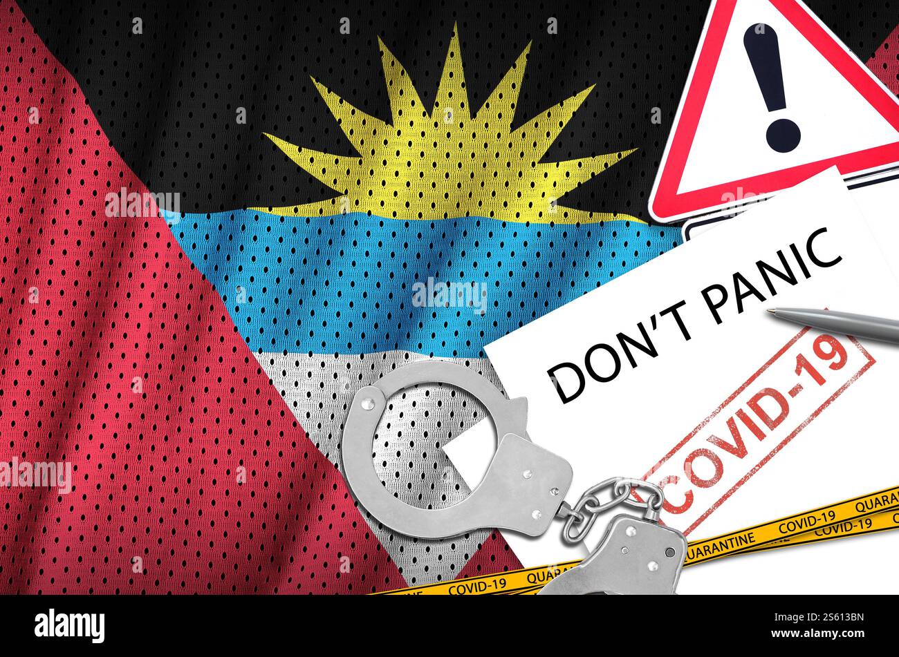 Drapeau d'Antigua-et-Barbuda et menottes de police avec inscription ne paniquez pas sur papier blanc. Concept de coronavirus ou virus pandémique 2019-nCoV. Antigua Banque D'Images