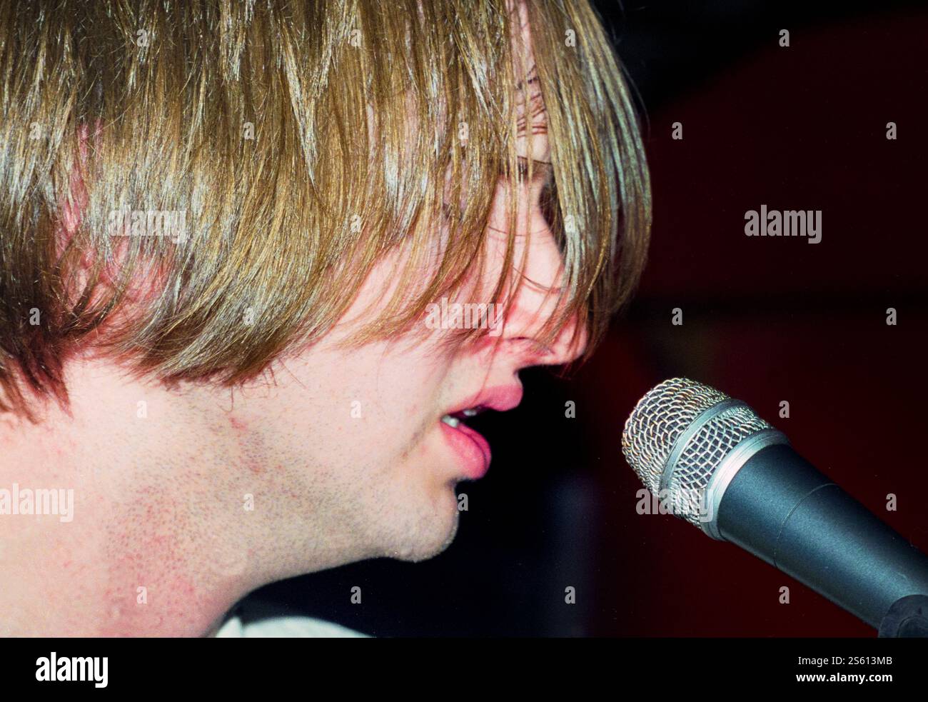 VON BONDIES, PREMIÈRE TOURNÉE, 2002 : JASON STOLLSTEIMER chanteur avec VON BONDIES au Barfly Club de Cardiff, pays de Galles, Royaume-Uni le 21 mai 2002. Photographie : ROB WATKINS. INFO : The von Bondies est un groupe de garage rock américain formé en 1997 à Détroit. Connus pour leur énergie brute et leurs performances puissantes, ils ont gagné en notoriété avec des tubes comme 'C'mon C'mon' de l'album 'Pawn Shoppe Heart', devenant des figures clés de la scène rock du début des années 2000. Banque D'Images