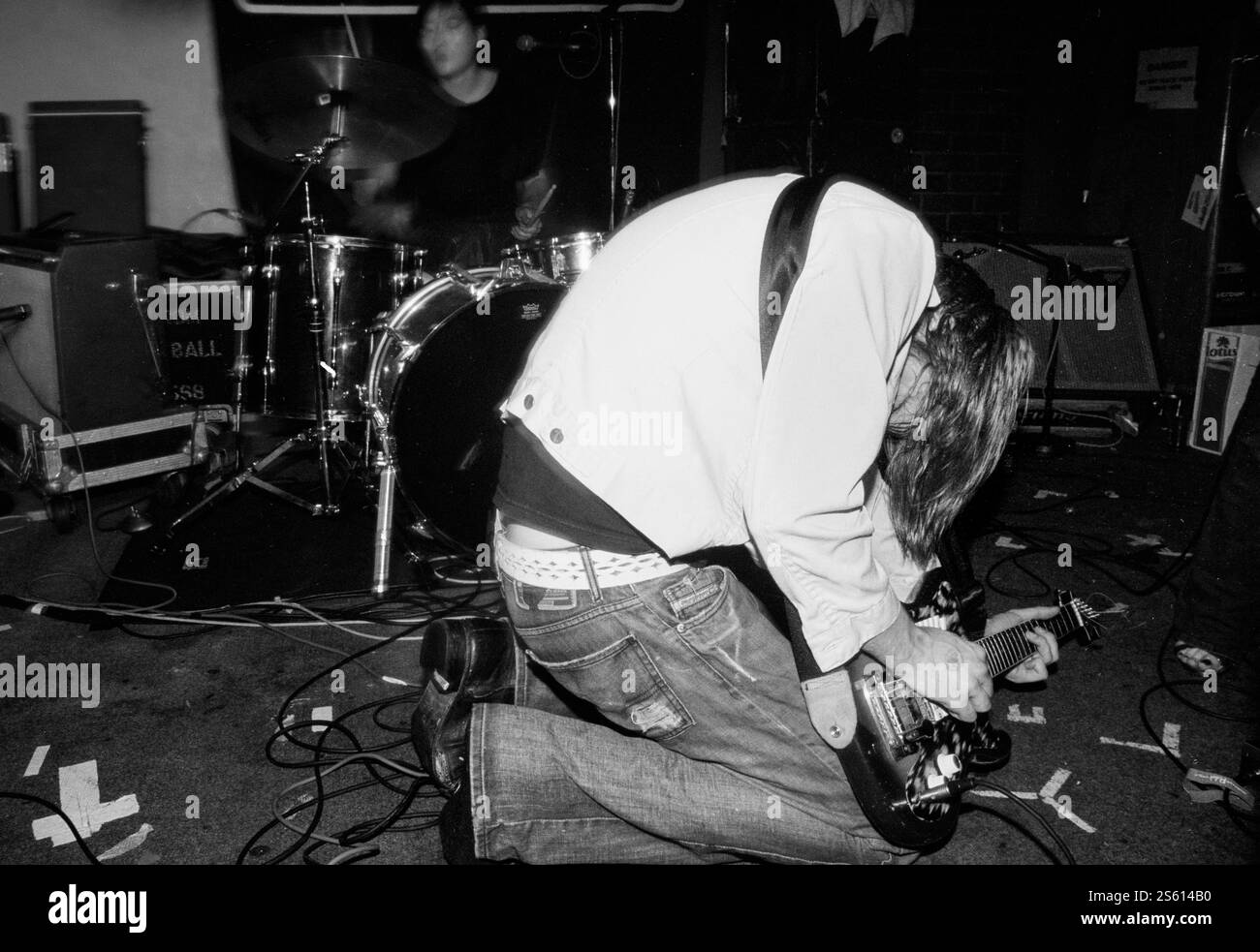 VON BONDIES, PREMIÈRE TOURNÉE, 2002 : JASON STOLLSTEIMER chanteur avec VON BONDIES au Barfly Club de Cardiff, pays de Galles, Royaume-Uni le 21 mai 2002. Photographie : ROB WATKINS. INFO : The von Bondies est un groupe de garage rock américain formé en 1997 à Détroit. Connus pour leur énergie brute et leurs performances puissantes, ils ont gagné en notoriété avec des tubes comme 'C'mon C'mon' de l'album 'Pawn Shoppe Heart', devenant des figures clés de la scène rock du début des années 2000. Banque D'Images