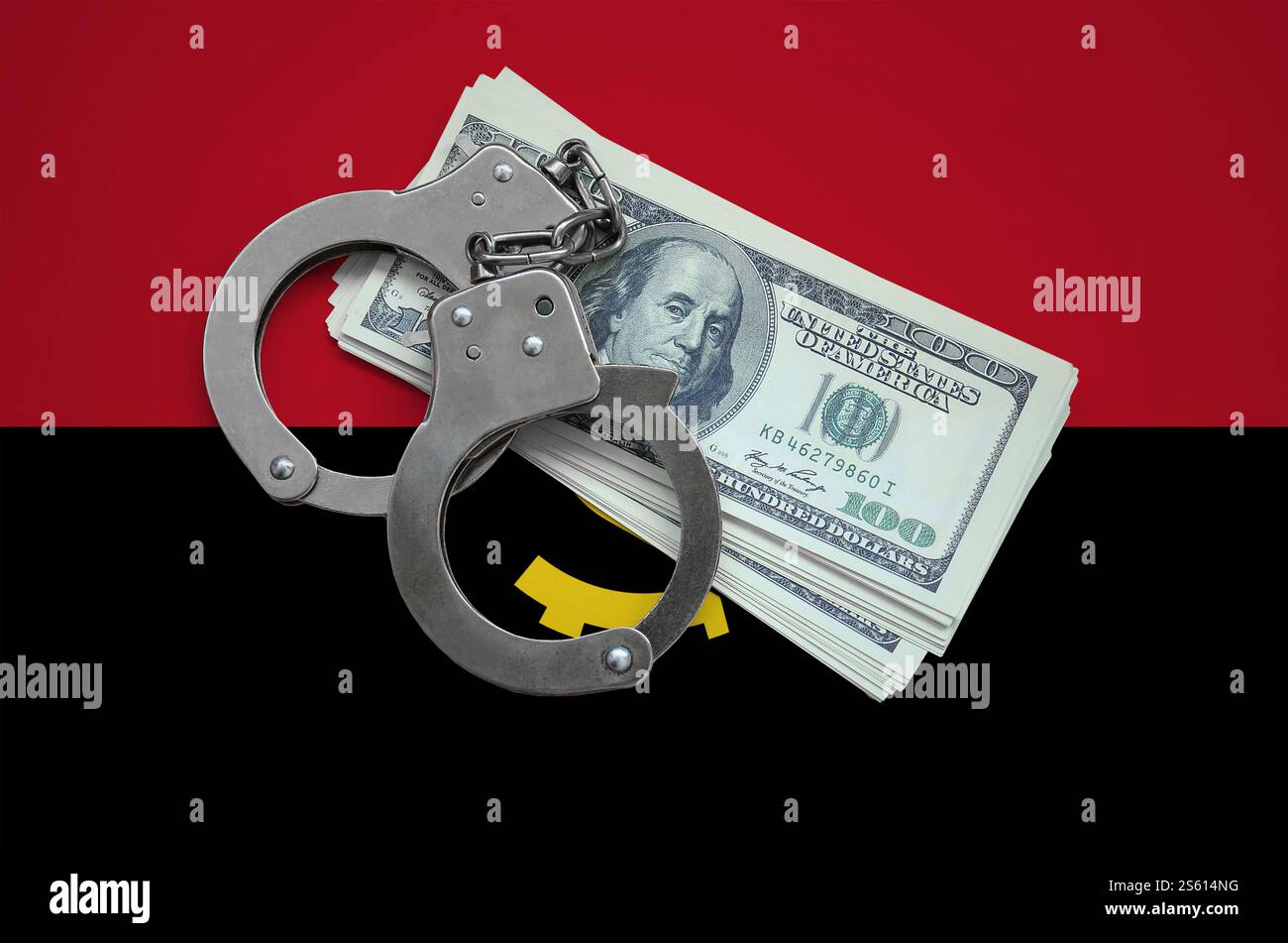 Drapeau de l'Angola avec menottes et un paquet de dollars. Corruption monétaire dans le pays. Crimes financiers. Drapeau de l'Angola avec menottes et un paquet de Banque D'Images