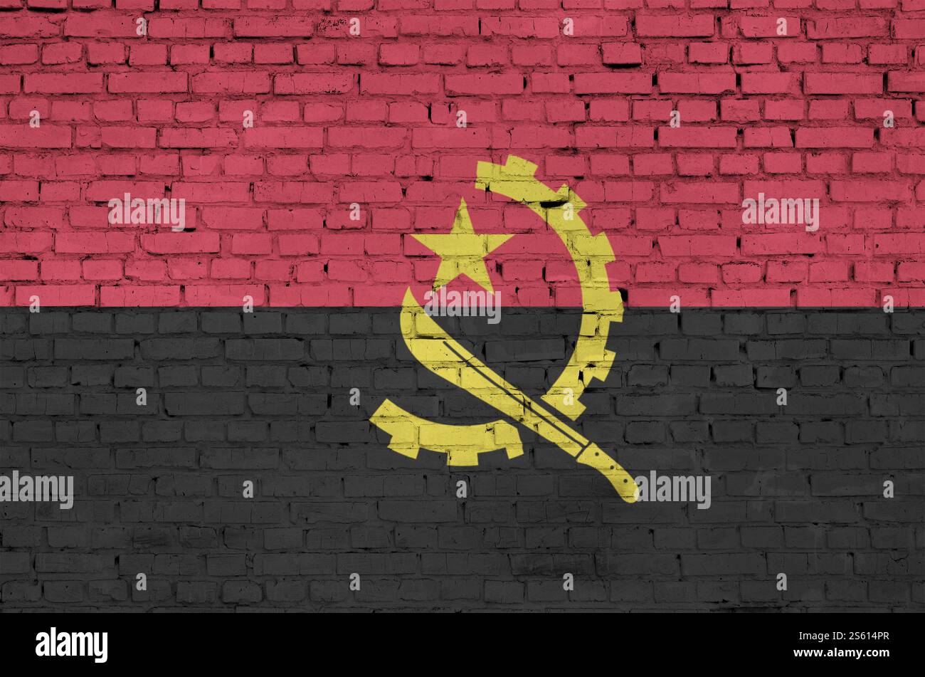 Drapeau de l'Angola est peint sur un vieux mur de brique Banque D'Images