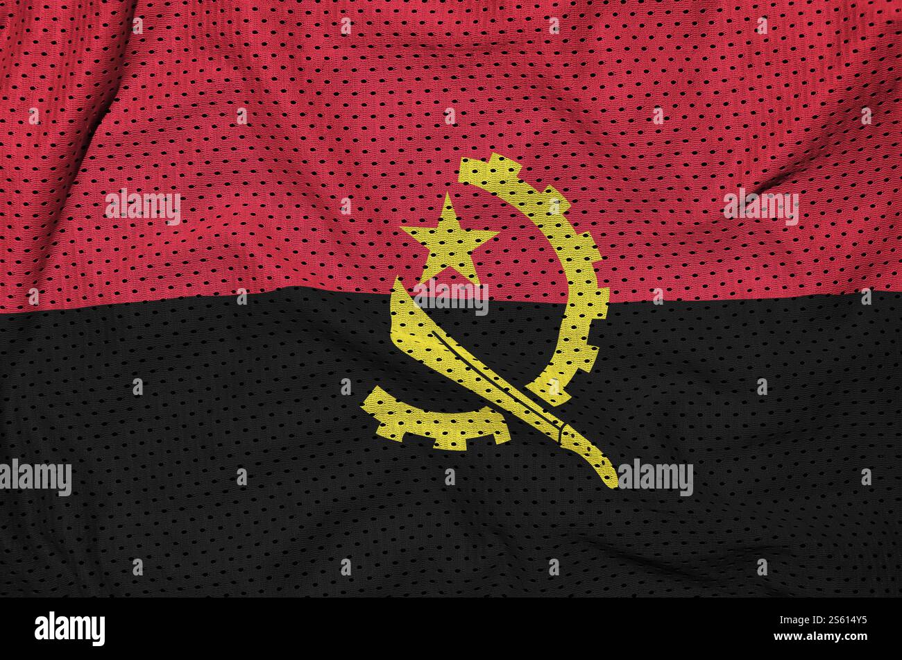 Drapeau angolais imprimé sur un tissu en maille de sport en nylon polyester avec quelques plis. Drapeau angolais imprimé sur un tissu en maille de sport en nylon polyester Banque D'Images