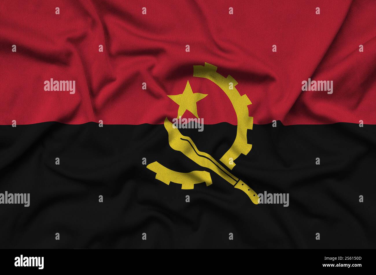 Le drapeau de l'Angola est représenté sur un tissu de sport avec de nombreux plis. Bannière agitant l'équipe sportive. Drapeau Angola est représenté sur un tissu de tissu de sport avec Banque D'Images