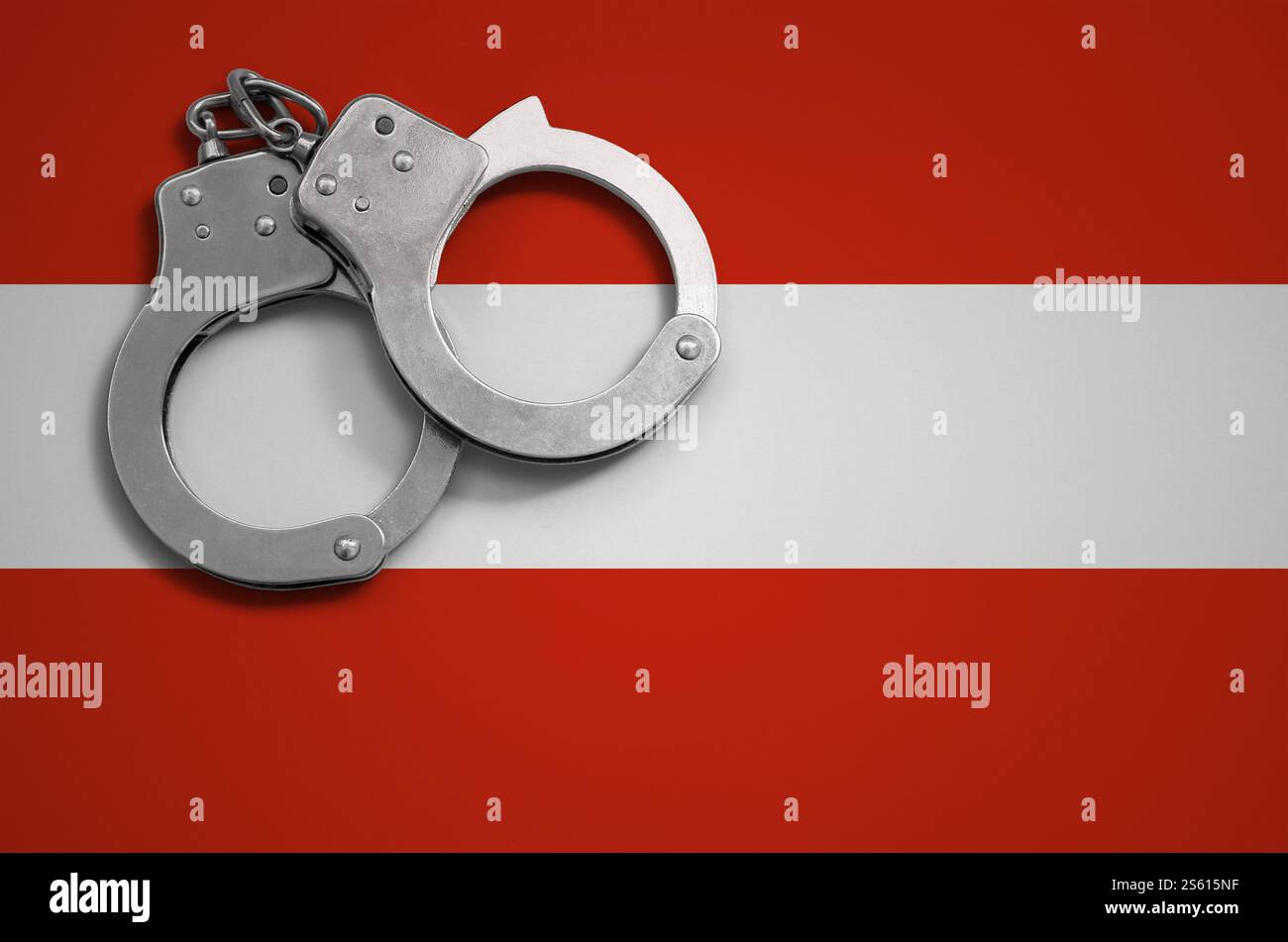 Drapeau autrichien et menottes de police. La notion de crime et de délits dans le pays. Drapeau autrichien et menottes de police. Le concept de crime et Banque D'Images