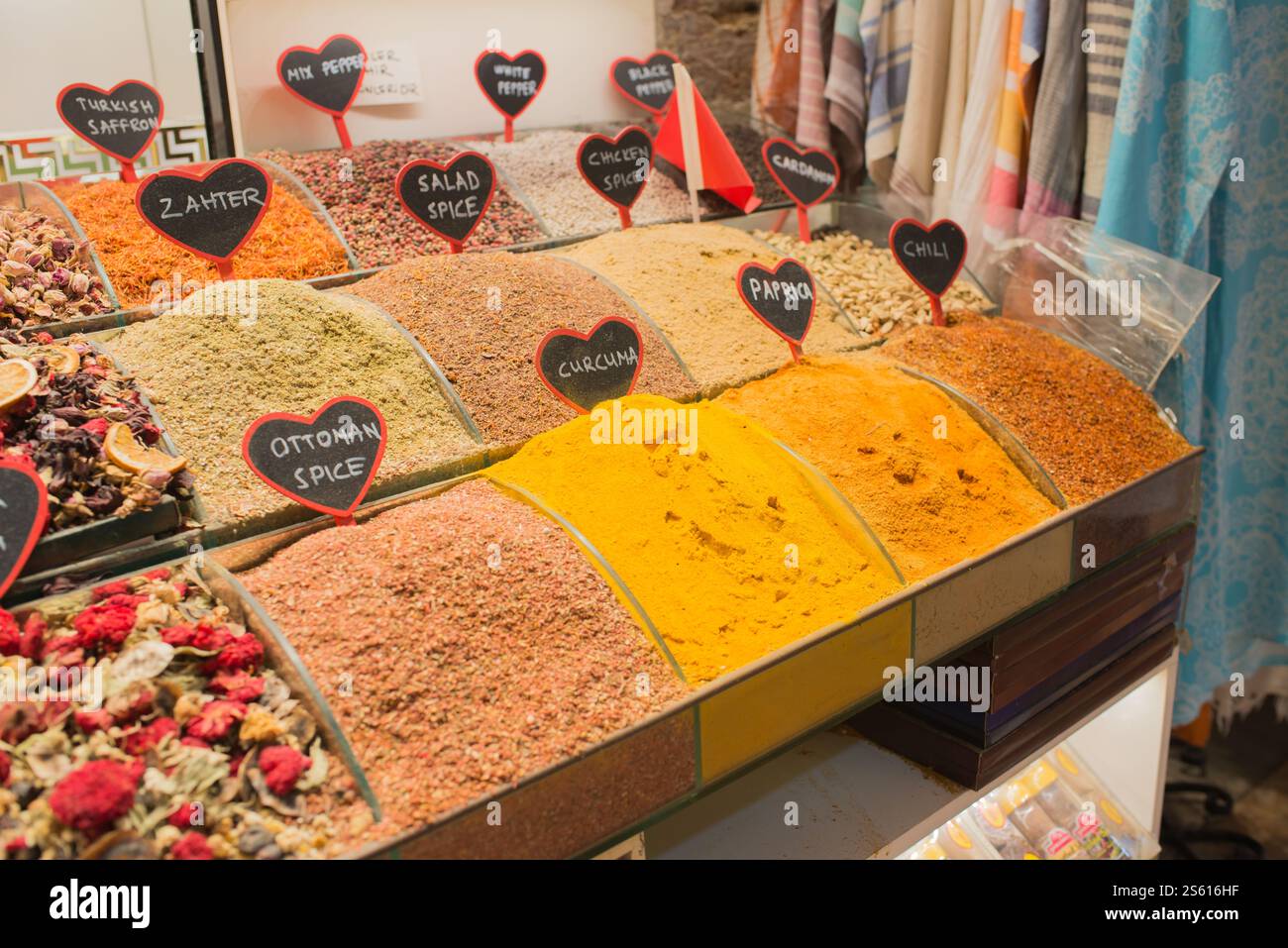 Épices turques colorées à vendre dans le bazar d'Istanbul, comme l'oregan, le curry, la menthe et d'autres. Turquie Banque D'Images Épices turques colorées à vendre dans le bazar d'Istanbul, comme l'oregan, le curry, la menthe et d'autres. Turquie Banque D'Images