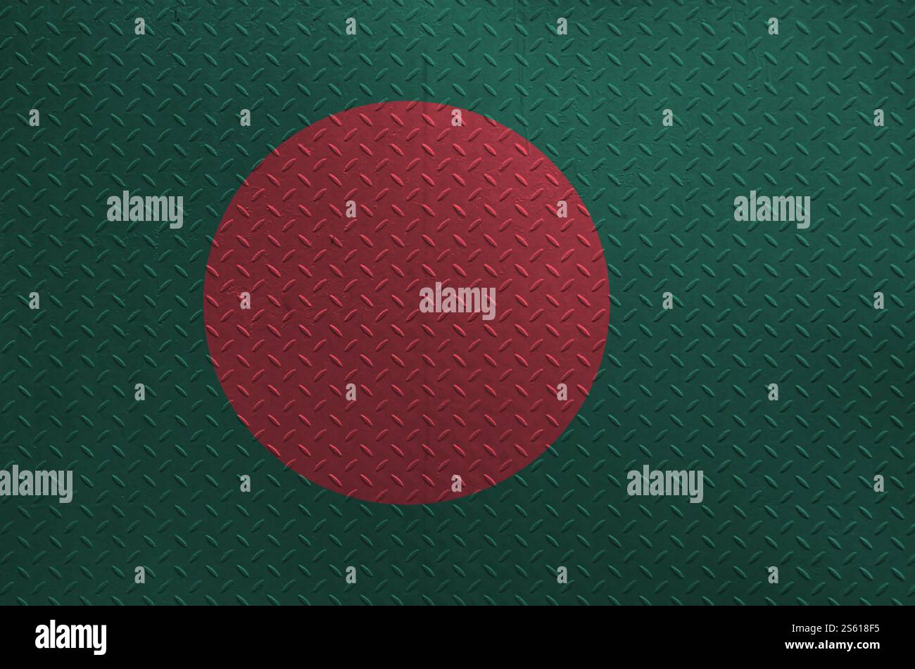 Drapeau du Bangladesh représenté dans les couleurs de peinture sur la vieille plaque de métal brossé ou le mur en gros plan. Bannière texturée sur fond brut. Drapeau du Bangladesh représenté Banque D'Images