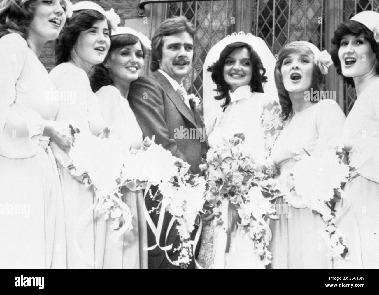 Photo du dossier datée du 23/06/79 des Sœurs Nolan chantant "It's Only Just Beginning" pour leur soeur Anne et son marié, le footballeur de Blackpool Brian Wilson, suite à leur mariage à l'église du Sacré-cœur de Blackpool. Les demoiselles d'honneur chantantes sont (de gauche à droite) Linda, 20 ans, Coleen, 14 ans, Maureen, 25, Bernadette 'Bernie', 18 et Denise, 27. La chanteuse et présentatrice de télévision Linda Nolan est décédée à l'âge de 65 ans 'avec ses frères et sœurs affectueux près de son chevet', a déclaré son manager. Date d'émission : mercredi 15 janvier 2025. Banque D'Images