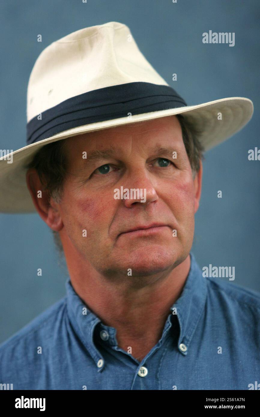 Michael Morpurgo, célèbre auteur britannique pour enfants, est photographié au Festival international du livre d'Édimbourg avant de parler de ses livres. Le Festival international du livre d'Édimbourg est le plus grand événement littéraire au monde, avec plus de 500 auteurs du monde entier qui y participent chaque année et qui s'est déroulé du 13-29 au 30 août. Édimbourg a été nommée la première ville UNESCO de littérature en 2004. Banque D'Images