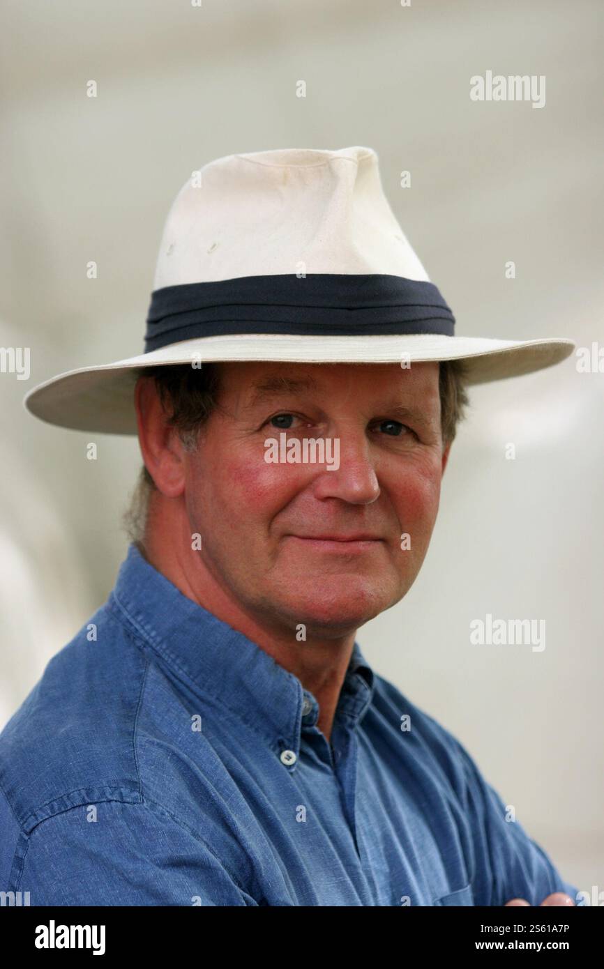 Michael Morpurgo, célèbre auteur britannique pour enfants, est photographié au Festival international du livre d'Édimbourg avant de parler de ses livres. Le Festival international du livre d'Édimbourg est le plus grand événement littéraire au monde, avec plus de 500 auteurs du monde entier qui y participent chaque année et qui s'est déroulé du 13-29 au 30 août. Édimbourg a été nommée la première ville UNESCO de littérature en 2004. Banque D'Images