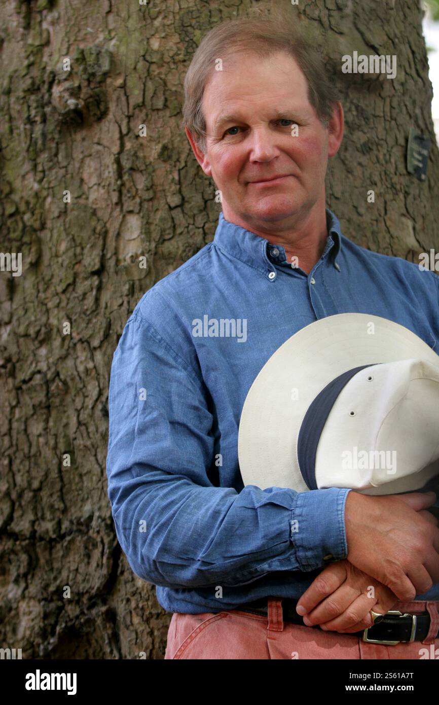 Michael Morpurgo, célèbre auteur britannique pour enfants, est photographié au Festival international du livre d'Édimbourg avant de parler de ses livres. Le Festival international du livre d'Édimbourg est le plus grand événement littéraire au monde, avec plus de 500 auteurs du monde entier qui y participent chaque année et qui s'est déroulé du 13-29 au 30 août. Édimbourg a été nommée la première ville UNESCO de littérature en 2004. Banque D'Images