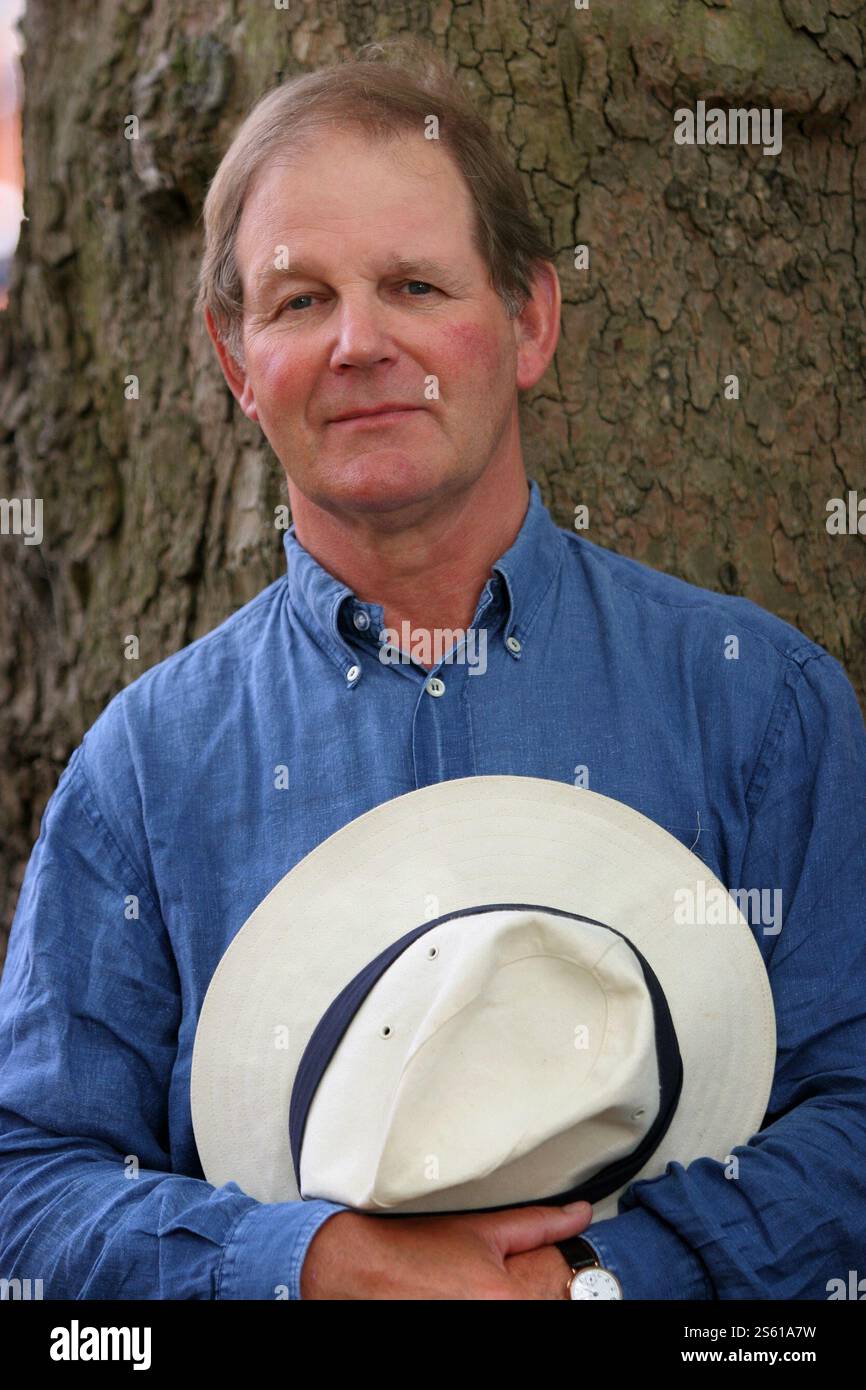 Michael Morpurgo, célèbre auteur britannique pour enfants, est photographié au Festival international du livre d'Édimbourg avant de parler de ses livres. Le Festival international du livre d'Édimbourg est le plus grand événement littéraire au monde, avec plus de 500 auteurs du monde entier qui y participent chaque année et qui s'est déroulé du 13-29 au 30 août. Édimbourg a été nommée la première ville UNESCO de littérature en 2004. Banque D'Images