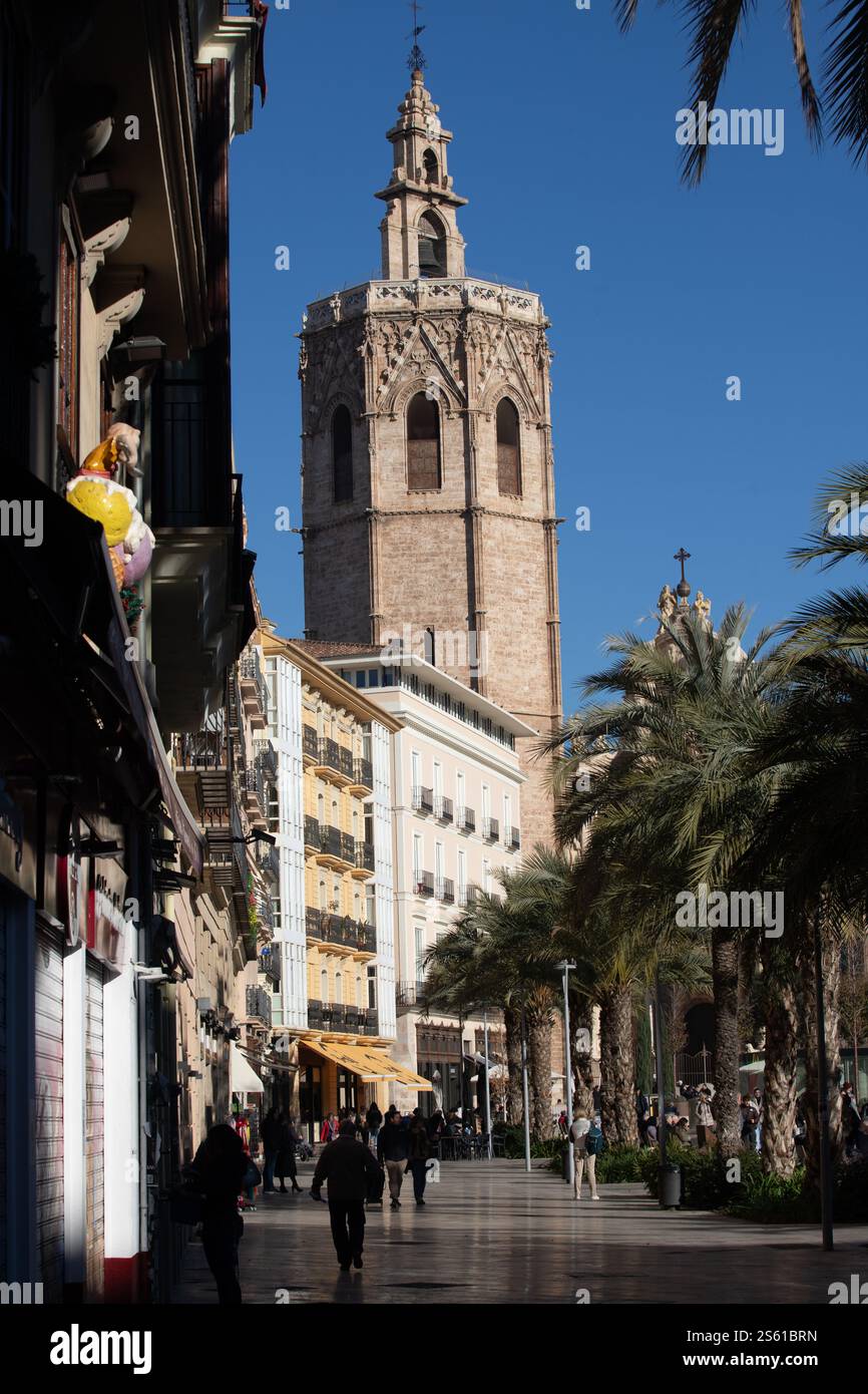 Plaza de la Reina à Valence avec la façade de la cathédrale. Cette année, le magazine Forbes a déclaré Valence la meilleure ville au monde à prendre sa retraite Banque D'Images