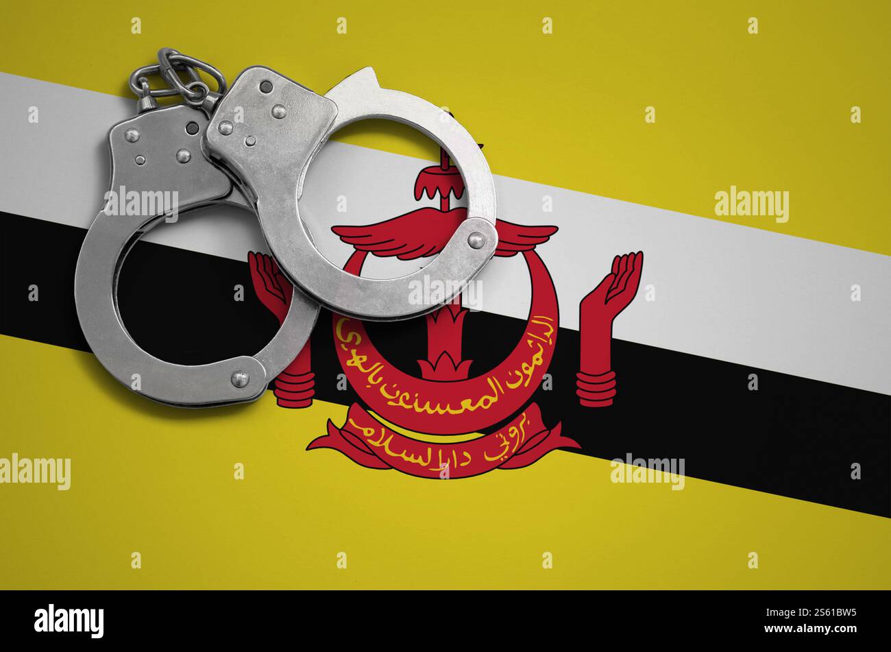 Drapeau du Brunéi Darussalam et menottes de la police. La notion de crime et de délits dans le pays. Drapeau du Brunéi Darussalam et menottes de la police. Le Banque D'Images