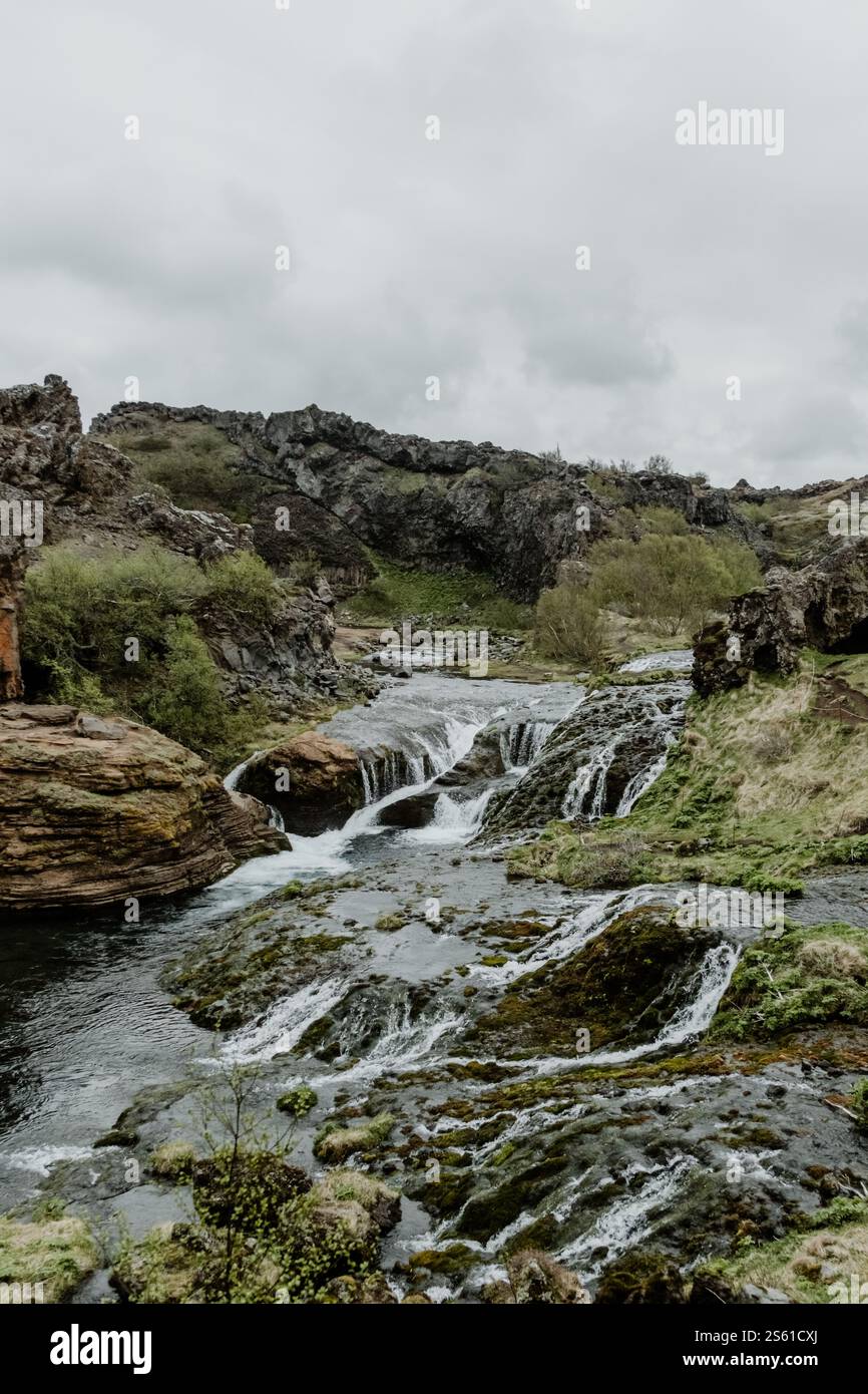 Cascades tranquilles et verdure luxuriante à Gjáin, dans le sud de l'Islande. Banque D'Images