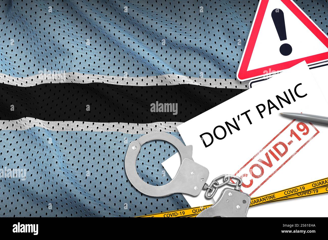 Drapeau du Botswana et menottes de police avec inscription ne paniquez pas sur papier blanc. Concept de coronavirus ou virus pandémique 2019-nCoV. Drapeau du Botswana et Banque D'Images