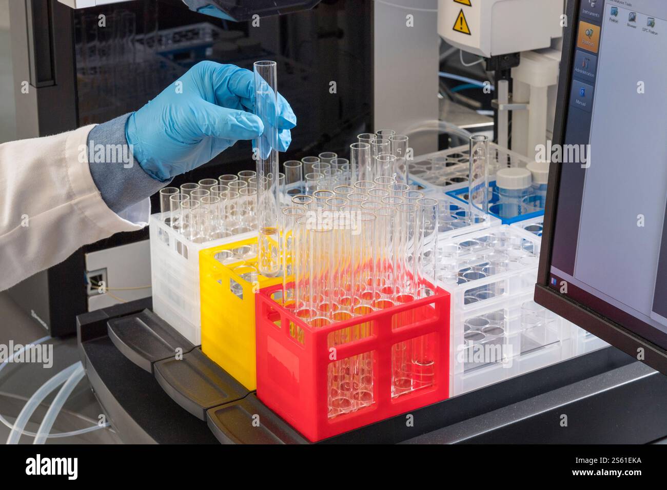 Scientifique tenant le flacon dans le laboratoire de laboratoire d'essai scientifique, New Jersey USA Banque D'Images