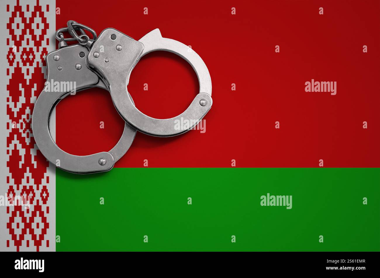 Drapeau biélorusse et menottes de police. La notion de crime et de délits dans le pays. Drapeau biélorusse et menottes de police. Le concept de crime et Banque D'Images