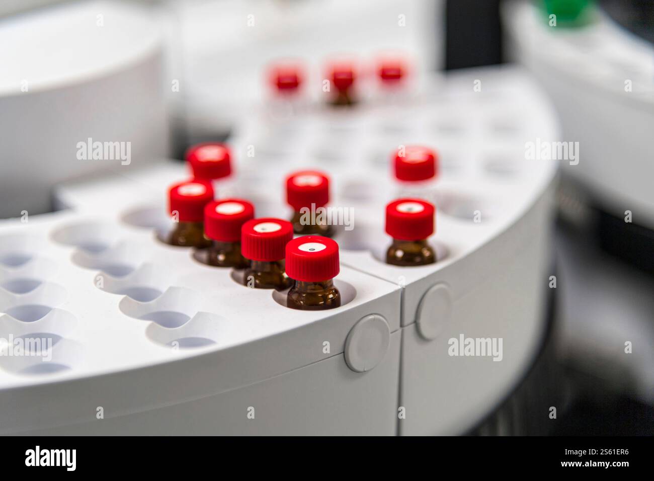 Flacons dans l'équipement de test scientifique automatisé, États-Unis Banque D'Images