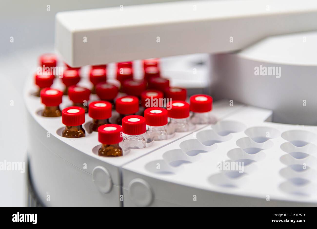 Flacons dans l'équipement de test scientifique automatisé, États-Unis Banque D'Images Flacons dans l'équipement de test scientifique automatisé, États-Unis Banque D'Images