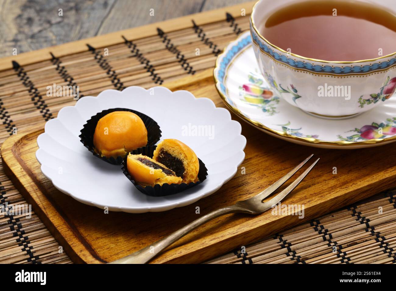 Indonésie traditionnel Nastar doux (tartes à l'ananas) et une tasse de thé. Banque D'Images