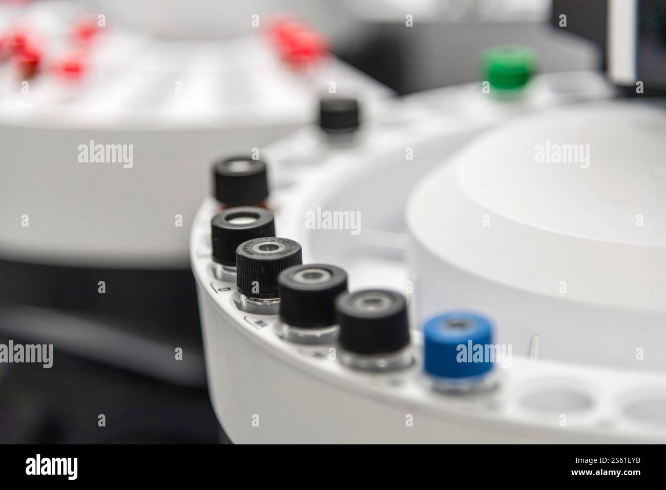 Flacons dans l'équipement de test scientifique automatisé, États-Unis Banque D'Images Flacons dans l'équipement de test scientifique automatisé, États-Unis Banque D'Images