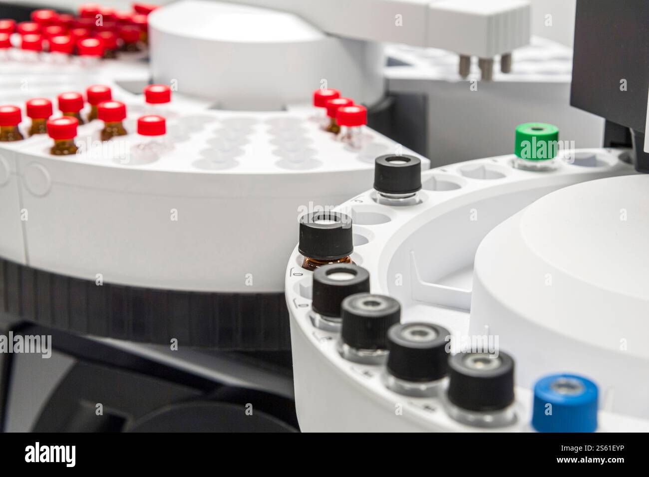 Flacons dans l'équipement de test scientifique automatisé, États-Unis Banque D'Images Flacons dans l'équipement de test scientifique automatisé, États-Unis Banque D'Images