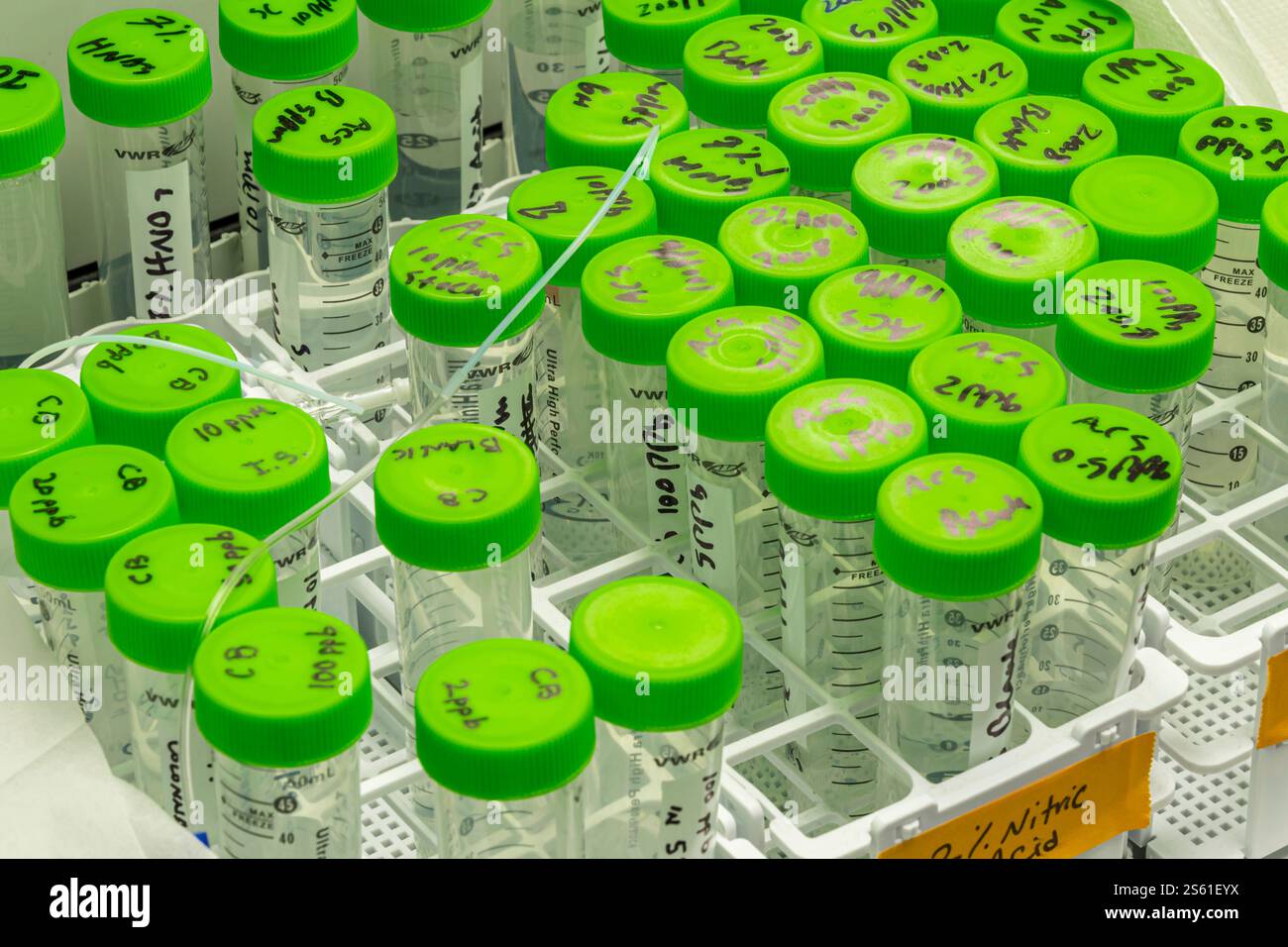 Détails des flacons de tubes à essai dans le laboratoire de test de laboratoire scientifique, New Jersey USA Banque D'Images