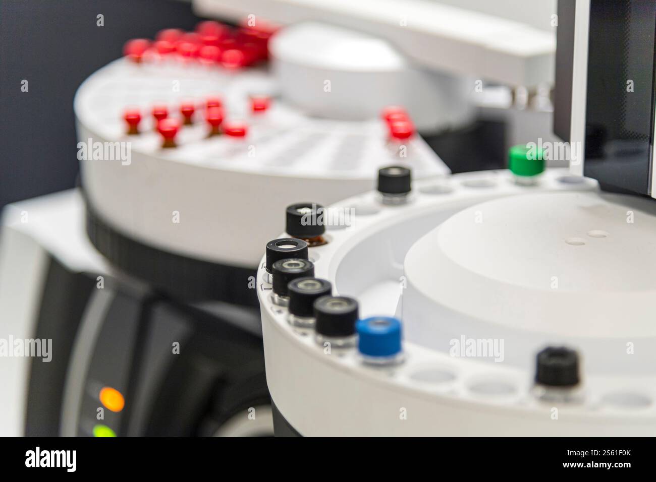 Flacons dans l'équipement de test scientifique automatisé, États-Unis Banque D'Images Flacons dans l'équipement de test scientifique automatisé, États-Unis Banque D'Images