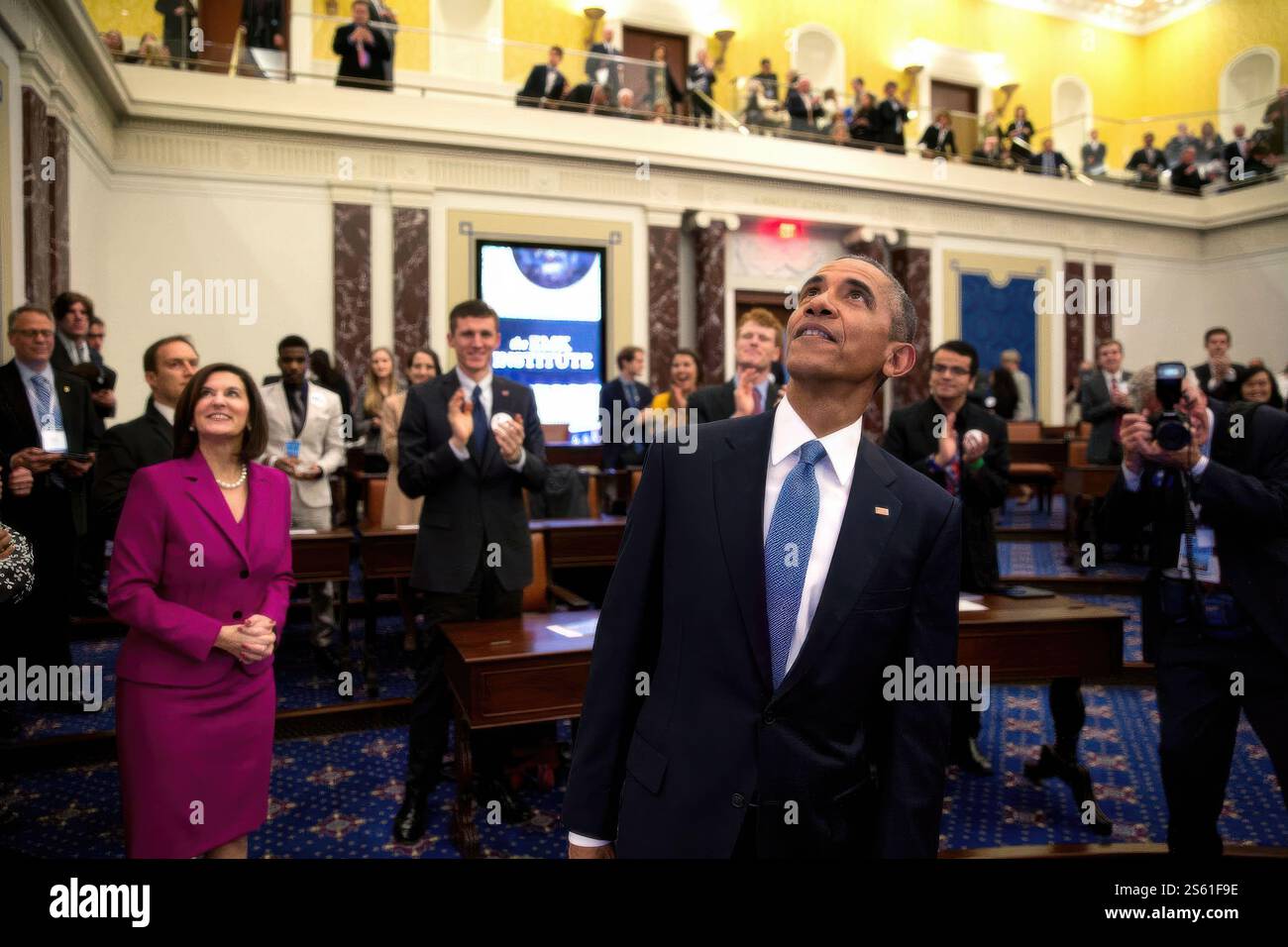 Le président Barack Obama est applaudi dans la réplique de la Chambre du Sénat après la dédicace de l'Institut Edward M. Kennedy pour le Sénat des États-Unis à Boston, Mass., le 30 mars 2015. (Photo officielle de la Maison Blanche) AVEC RESTRICTIONS, voir le champ informations supplémentaires Banque D'Images