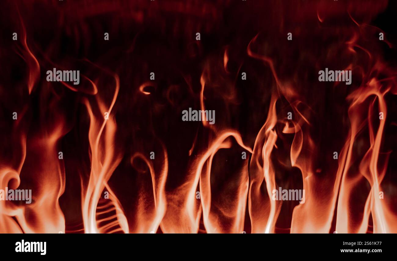 Flammes dans la cheminée. Fond de texture isolé sur un fond noir. Fond de texture flammes sur fond noir Banque D'Images