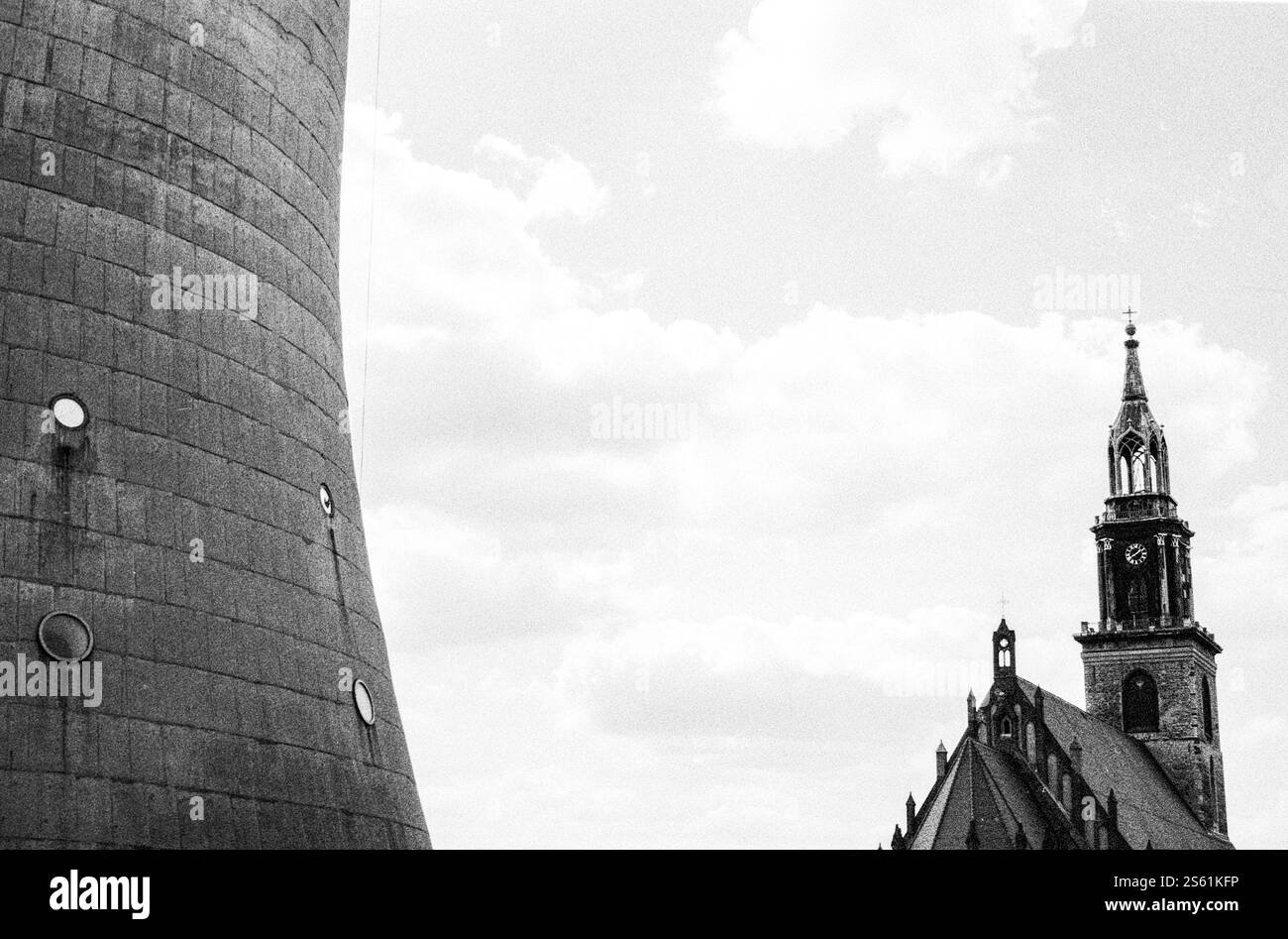 Marienkirche & DDR Fernsehturm à l'intérieur de l'ancien Berlin-est, Allemagne, 1992. Banque D'Images