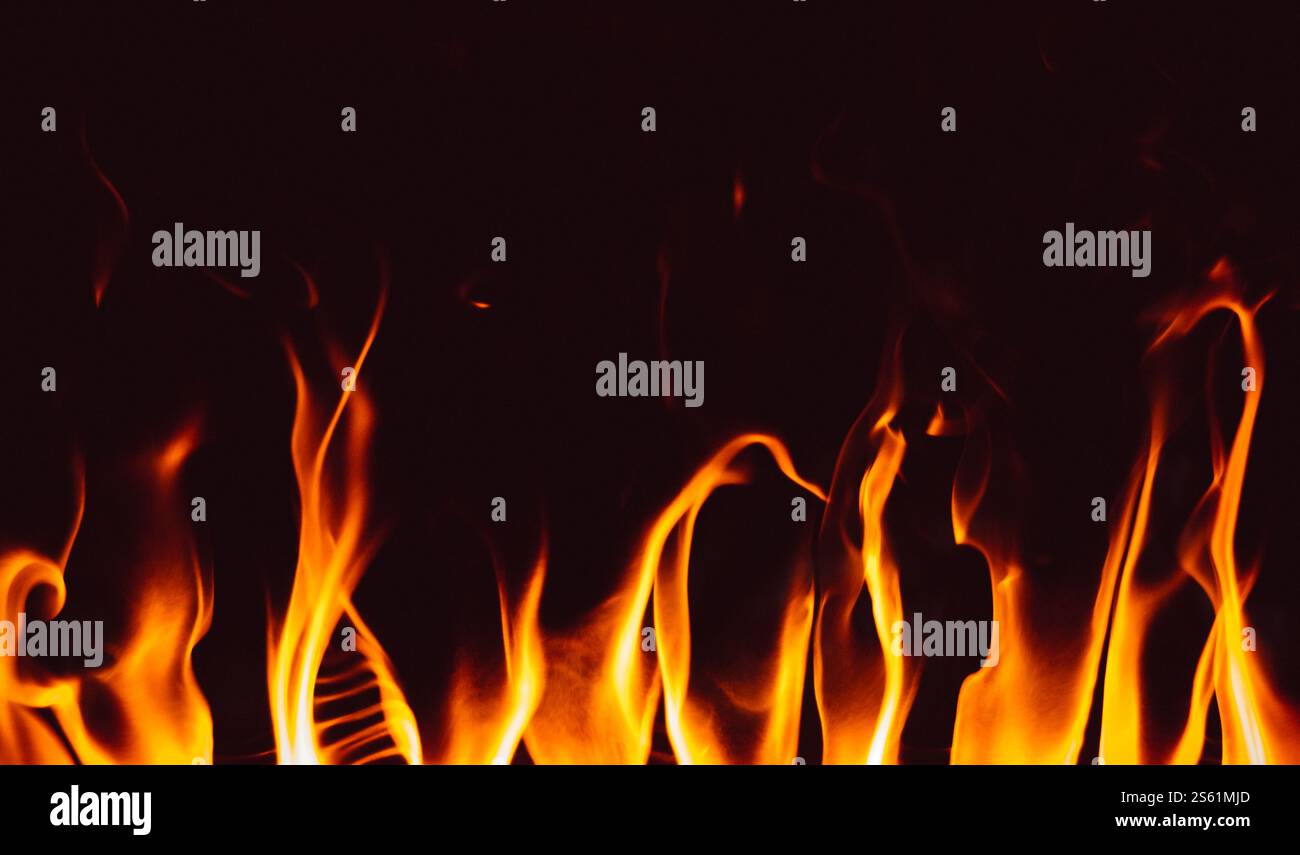 Flammes dans la cheminée. Fond de texture isolé sur un fond noir. Fond de texture flammes sur fond noir Banque D'Images